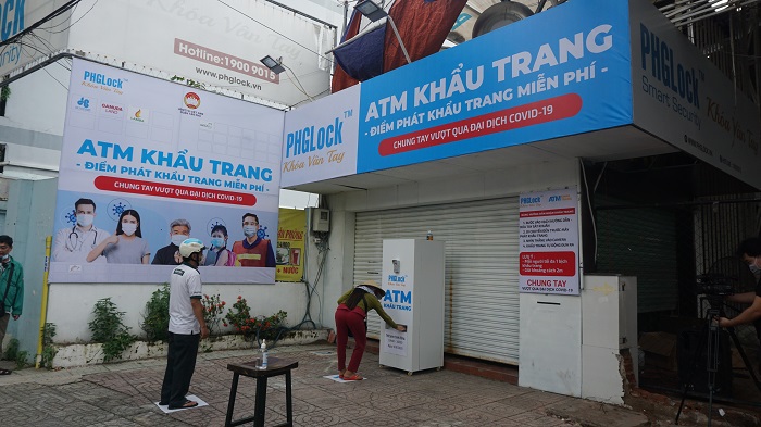 Cận cảnh “ATM” khẩu trang phát miễn phí cho người nghèo tại TP Hồ Chí Minh - Ảnh 1