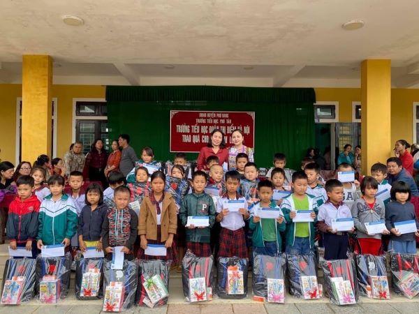 Trường Tiểu học Đoàn Thị Điểm - Hà Nội vượt lũ cùng học sinh Trường Tiểu học Phú Tân, Thừa Thiên Huế - Ảnh 1