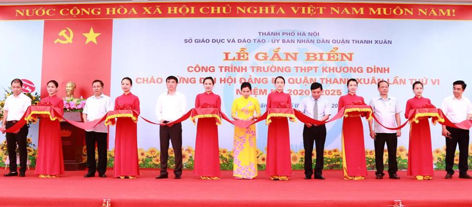 Quận Thanh Xuân: Gắn biển công trình Trường THPT Khương Đình chào mừng Đại hội Đảng bộ quận - Ảnh 4