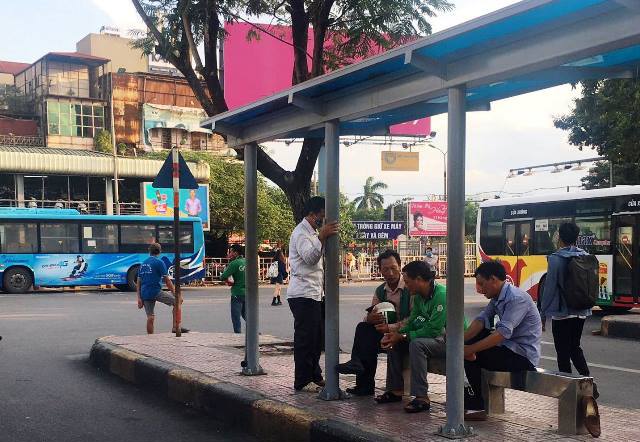 Hà Nội: Nhiều người vẫn thờ ơ trước quyết định xử phạt không đeo khẩu trang nơi công cộng - Ảnh 4