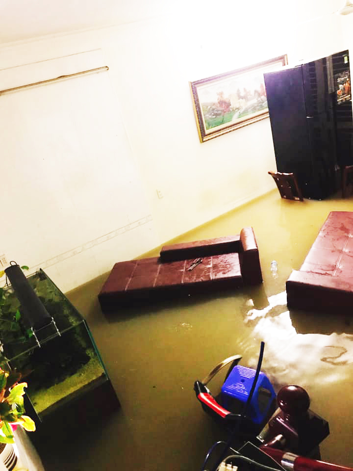 [Ảnh] Mưa lớn gây ngập lụt cục bộ tại nhiều điểm ở Hạ Long - Ảnh 4