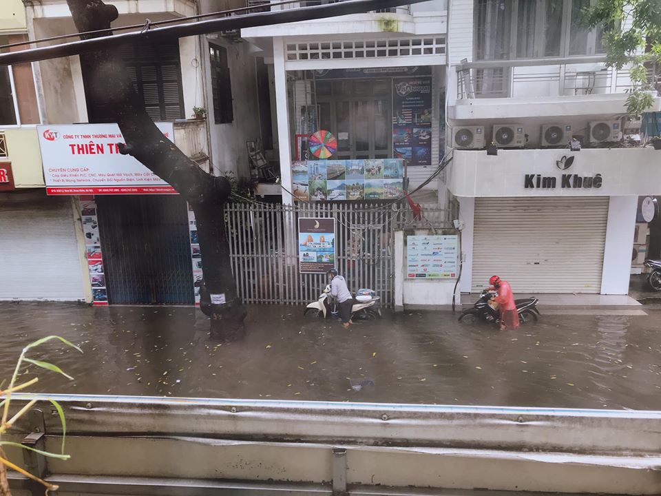 Sau trận mưa lớn, Hà Nội ngập sâu tại một số khu vực nội thành - Ảnh 3
