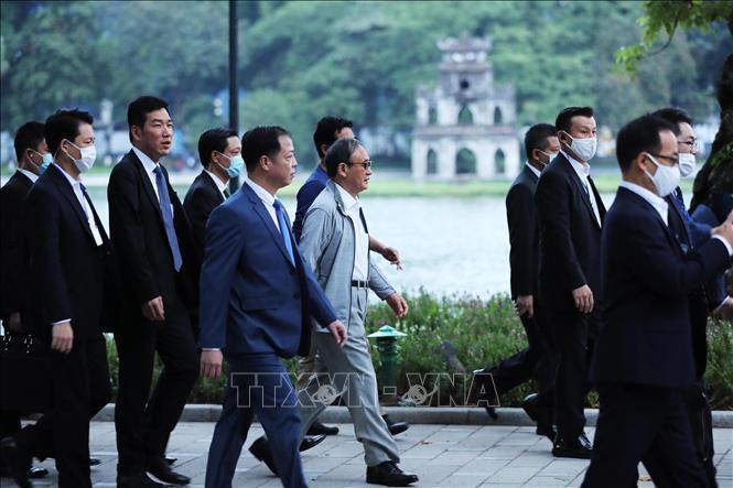 Thủ tướng Nhật Bản Suga Yoshihide đi dạo hồ Hoàn Kiếm - Ảnh 6