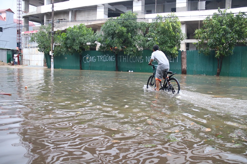 Các tuyến đường lớn tại TP Hà Tĩnh bị ngập sâu, giao thông bị chia cắt sau bão số 5 - Ảnh 7
