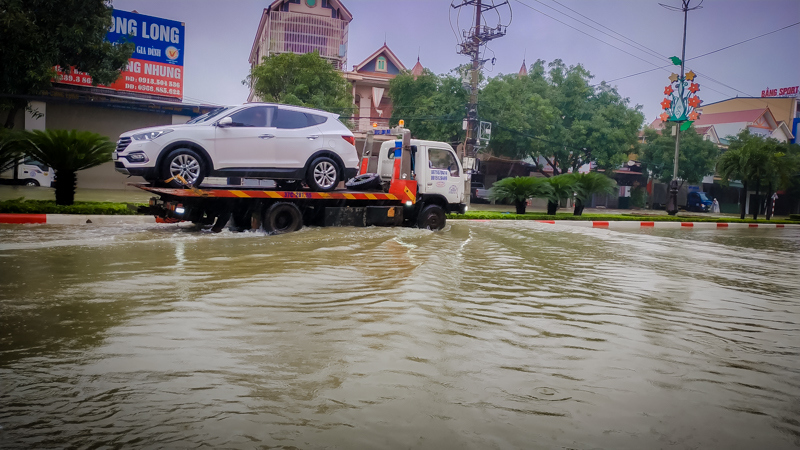 TP Hà Tĩnh: Nhiều tuyến đường ngập sâu, “xế hộp” ngâm mình trong biển nước - Ảnh 10