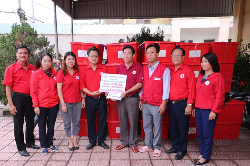 Kịp thời hỗ trợ người dân tỉnh Hà Tĩnh và Quảng Bình - Ảnh 2