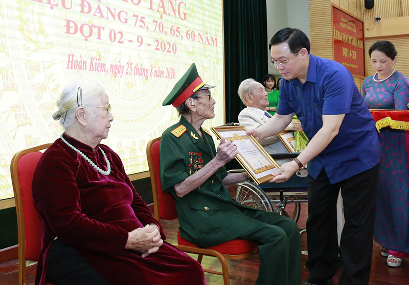 Bí thư Thành ủy Vương Đình Huệ trao Huy hiệu Đảng cho các đảng viên quận Hoàn Kiếm - Ảnh 2