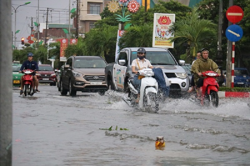 Các tuyến đường lớn tại TP Hà Tĩnh bị ngập sâu, giao thông bị chia cắt sau bão số 5 - Ảnh 2
