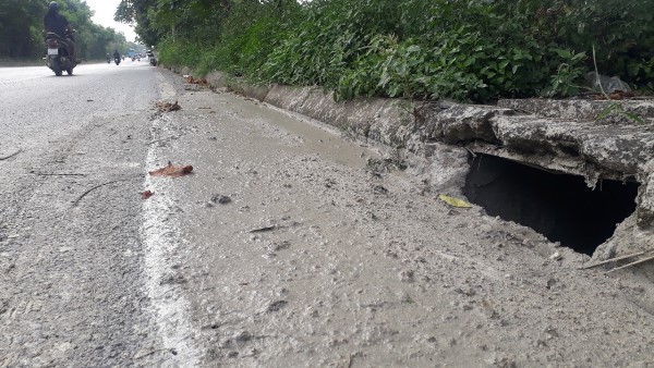 Đường gom Đại lộ Thăng Long lại chìm trong phân bùn bể phốt - Ảnh 2
