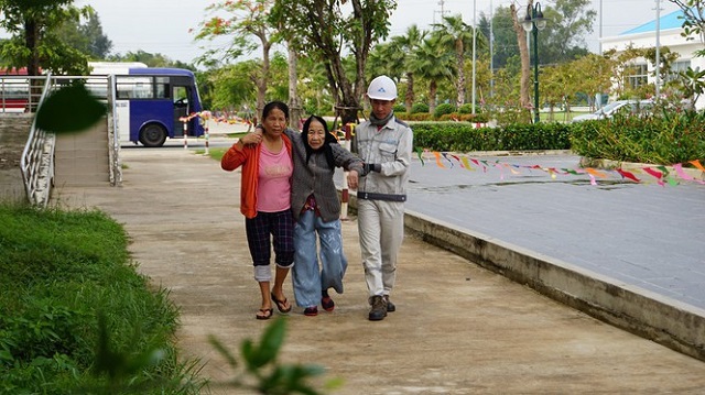 Hòa Phát ủng hộ tỉnh Quảng Ngãi 5 tỷ đồng khắc phục hậu quả bão số 9 - Ảnh 1