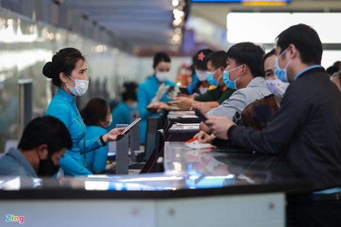 Hành khách từ các chuyến bay thương mại đến Việt Nam cách ly thế nào, thời gian bao lâu? - Ảnh 1