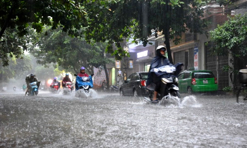 Thời tiết hôm nay 4/8: Hà Nội và các tỉnh Bắc Bộ tiếp tục mưa lớn trên diện rộng - Ảnh 1