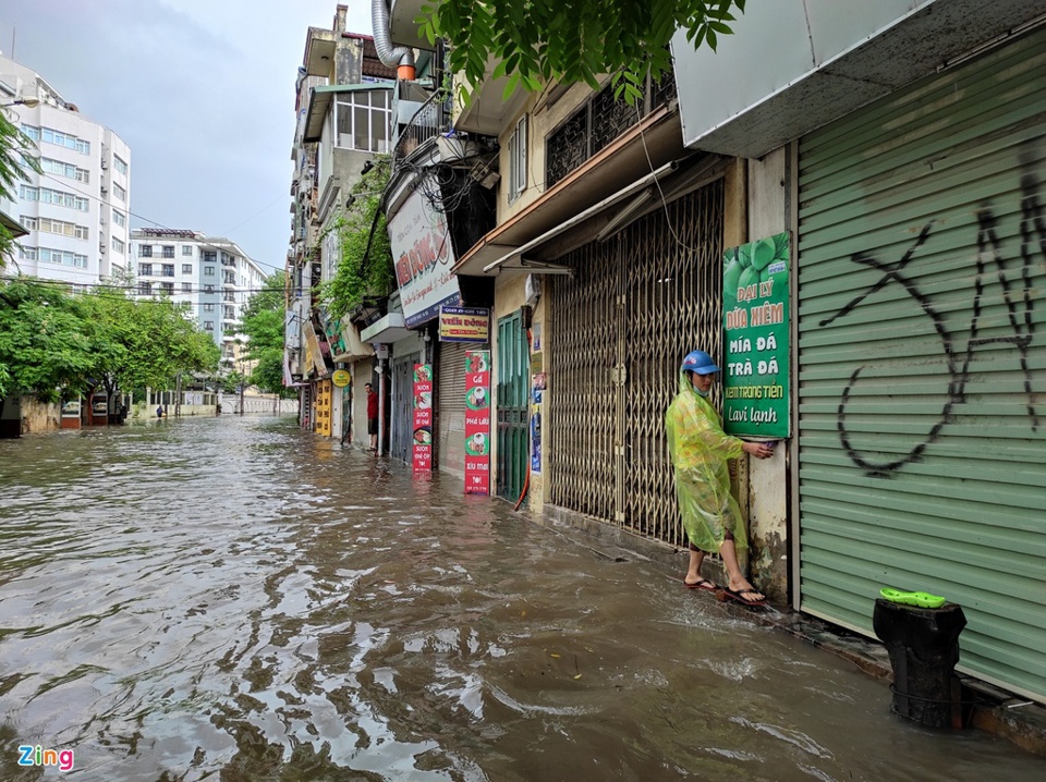 Sau trận mưa lớn, Hà Nội ngập sâu tại một số khu vực nội thành - Ảnh 24