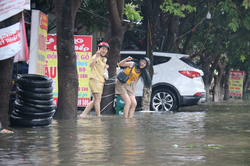 Các tuyến đường lớn tại TP Hà Tĩnh bị ngập sâu, giao thông bị chia cắt sau bão số 5 - Ảnh 6