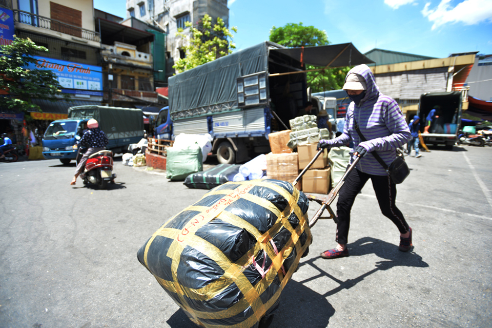 Người lao động quay cuồng dưới cái nắng như thiêu đốt tại Hà Nội - Ảnh 3