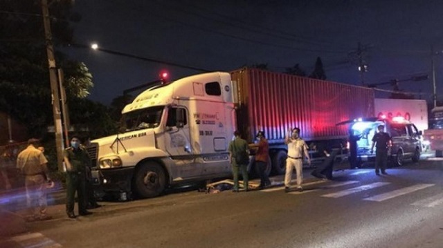 Tai nạn giao thông mới nhất hôm nay 23/8: Bị xe container cuốn vào gầm, vợ chồng tử vong tại chỗ - Ảnh 3