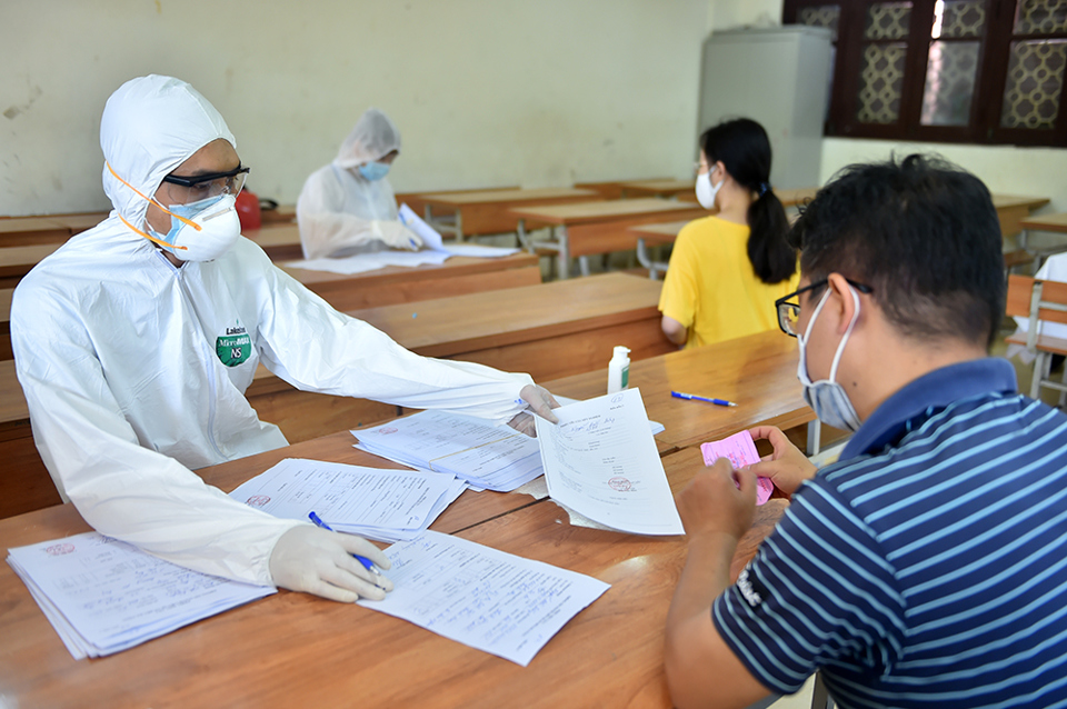 Cận cảnh quy trình lấy mẫu xét nghiệm PCR người từ Đà Nẵng về - Ảnh 7