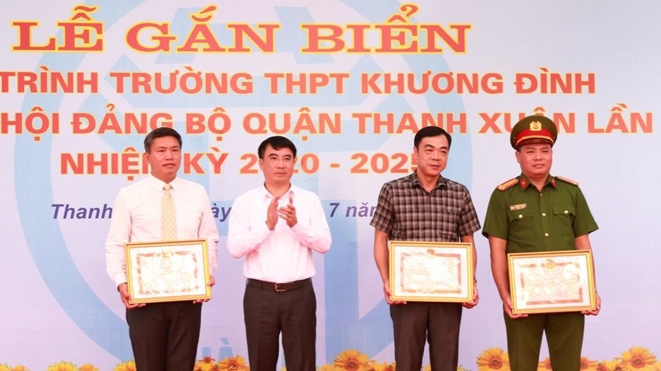 Quận Thanh Xuân: Gắn biển công trình Trường THPT Khương Đình chào mừng Đại hội Đảng bộ quận - Ảnh 2