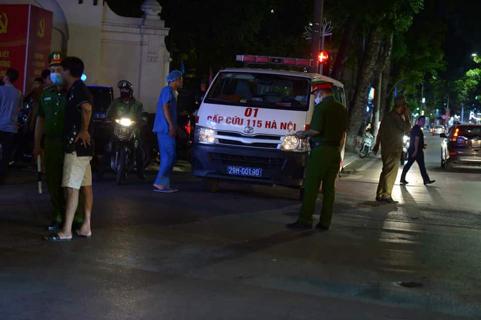Hà Nội:  4 người thương vong trong vụ sập giàn giáo trên phố Nguyễn Công Trứ - Ảnh 4
