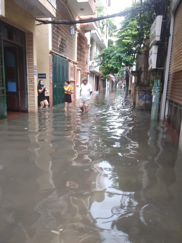 Sau trận mưa lớn, Hà Nội ngập sâu tại một số khu vực nội thành - Ảnh 2