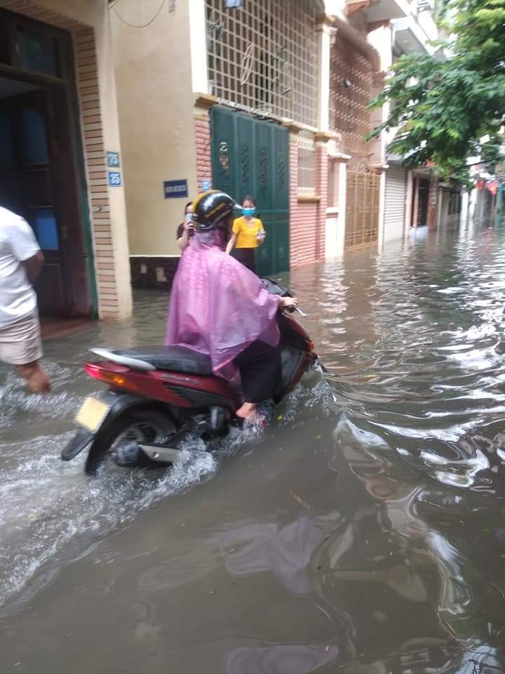 Sau trận mưa lớn, Hà Nội ngập sâu tại một số khu vực nội thành - Ảnh 1