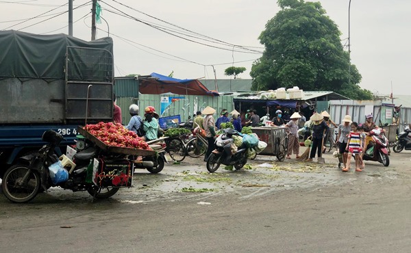 Nhếch nhác bên ngoài chợ đêm Ngũ Hiệp - Ảnh 1