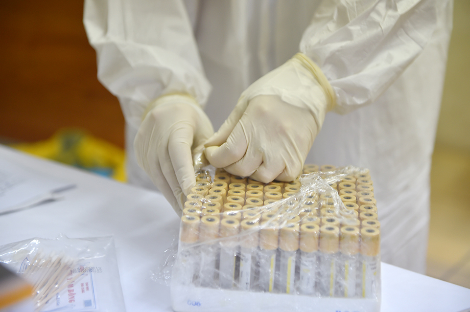 Cận cảnh quy trình lấy mẫu xét nghiệm PCR người từ Đà Nẵng về - Ảnh 13