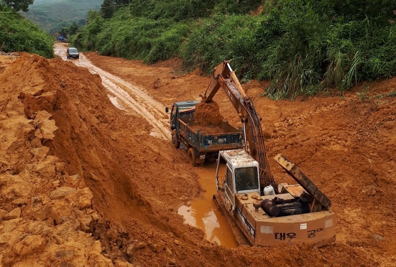 Vụ sạt lở ở đường Trường Sơn Đông: Đã thông xe một chiều - Ảnh 1