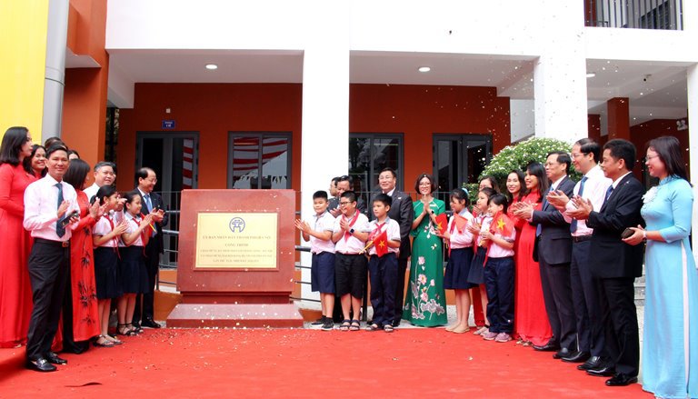 Quận Hoàng Mai: Gắn biển công trình trường tiểu học Thanh Trì chào mừng Đại hội Đảng bộ TP Hà Nội - Ảnh 1