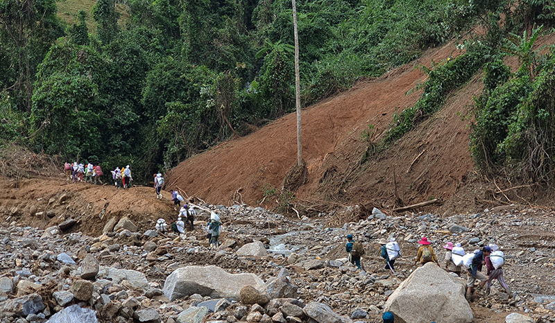 Băng rừng, vượt núi gùi gạo tiếp tế cho người dân bị cô lập vì mưa lũ - Ảnh 8