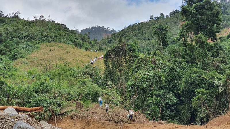 Băng rừng, vượt núi gùi gạo tiếp tế cho người dân bị cô lập vì mưa lũ - Ảnh 10