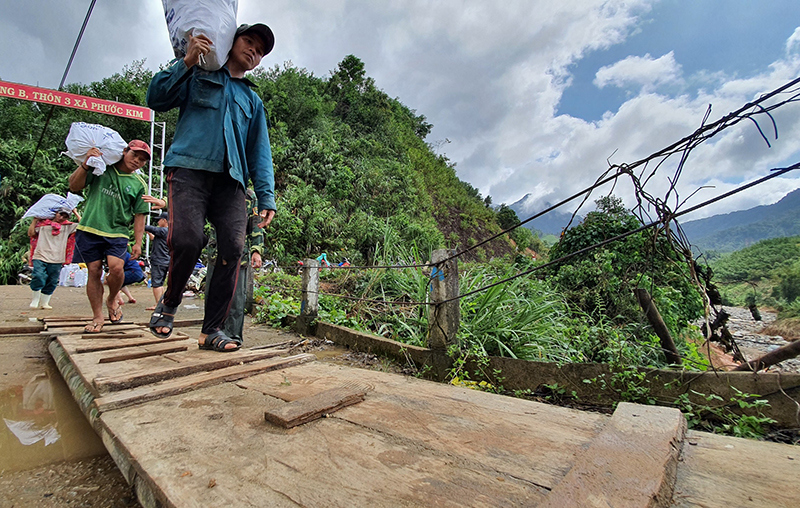 Băng rừng, vượt núi gùi gạo tiếp tế cho người dân bị cô lập vì mưa lũ - Ảnh 6