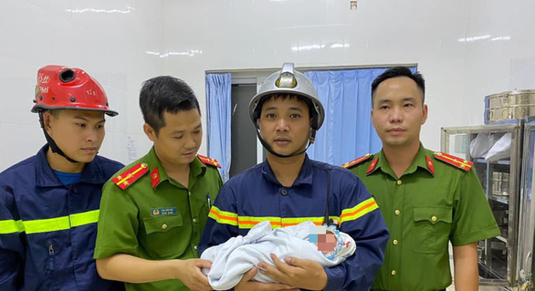 Hà Nội: Công an đục tường giải cứu bé sơ sinh bị mắc kẹt trong khe nhà - Ảnh 4