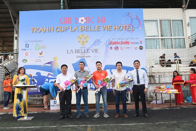 Tưng bừng khai mạc Giải bóng đá tranh Cup La Belle Vie Hotel 2020 - Ảnh 1