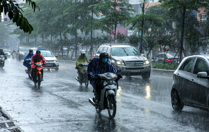 Thời tiết Hà Nội hôm nay 4/7: Ngày nắng, chiều tối mưa dông, nhiệt độ cao nhất 35 độ C - Ảnh 1