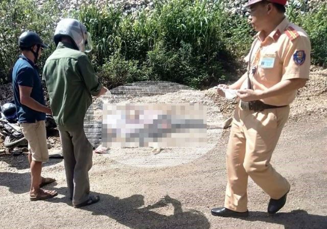 Lào Cai: 2 người chết thương tâm khi xe máy “kẹp ba” va chạm xe đầu kéo - Ảnh 1