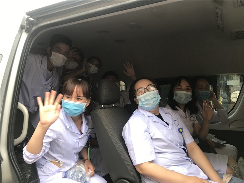 Hình ảnh đẹp trong tuần: Hàng trăm y bác sĩ xông pha vào tâm dịch Covid-19 - Ảnh 6