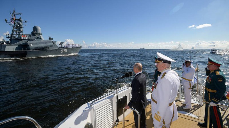 [Ảnh] Chứng kiến sức mạnh Nga trong lễ diễu binh Ngày Hải quân - Ảnh 1