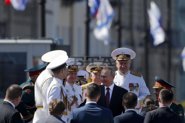 [Ảnh] Chứng kiến sức mạnh Nga trong lễ diễu binh Ngày Hải quân - Ảnh 2