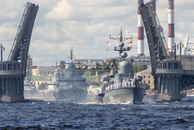 [Ảnh] Chứng kiến sức mạnh Nga trong lễ diễu binh Ngày Hải quân - Ảnh 4