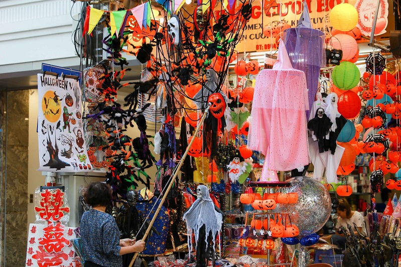 Hà Nội: Phố Hàng Mã ngập tràn đồ chơi kinh dị trước thềm Halloween - Ảnh 1