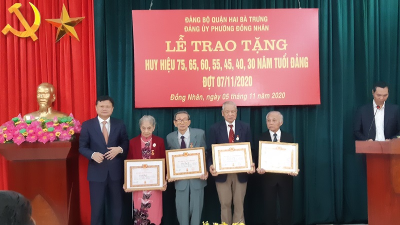 Trưởng Ban Tổ chức Thành ủy trao Huy hiệu cho các đảng viên phường Đồng Nhân, quận Hai Bà Trưng - Ảnh 2