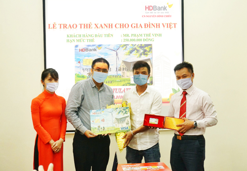 HDBank trao “Thẻ Xanh cho gia đình Việt” cho khách hàng đầu tiên - Ảnh 1