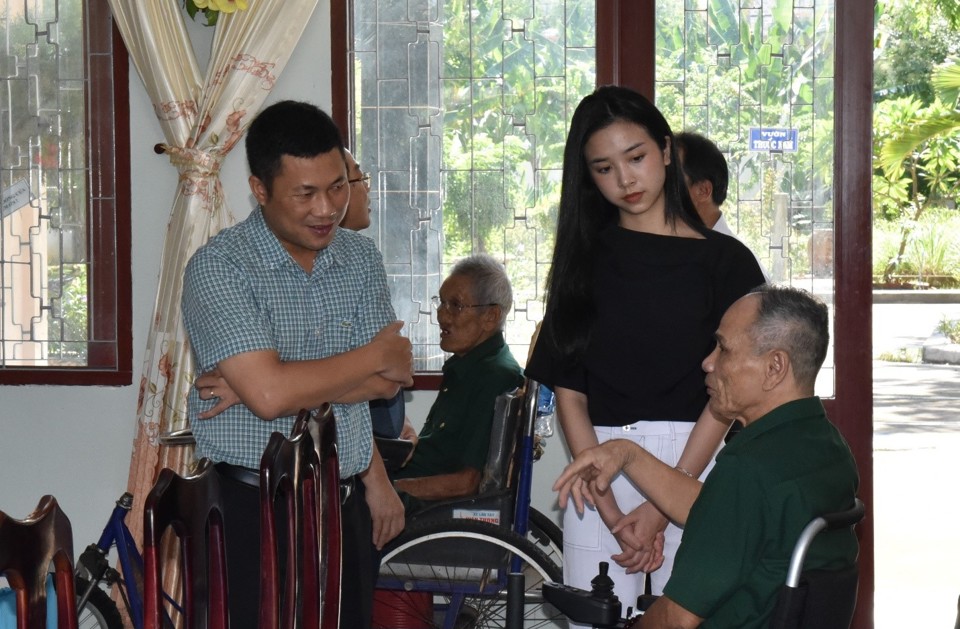 Him Lam Land thăm, tặng quà 10 trung tâm điều dưỡng thương binh nặng và người có công - Ảnh 3