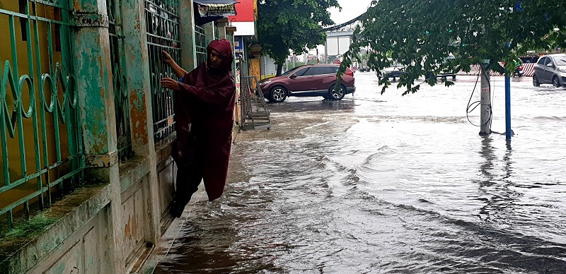 Nhiều tuyến phố ở Hải Phòng ngập sâu sau trận mưa lớn - Ảnh 7