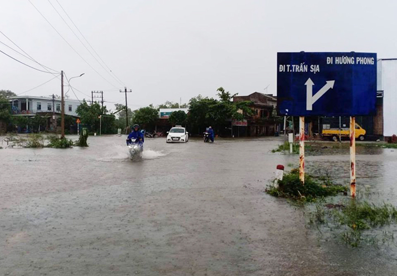 Thừa Thiên Huế: 2 người thương vong, gần 1.000 nhà dân bị ngập lụt do mưa lũ - Ảnh 1