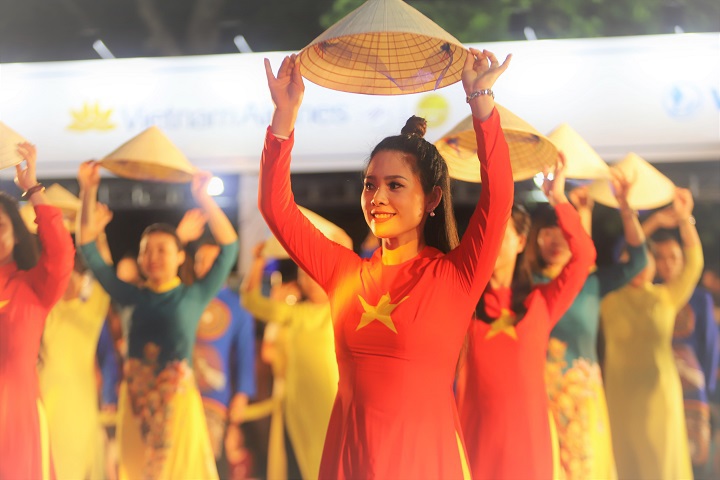 Hội tụ sắc màu văn hóa truyền thống trong lễ hội đường phố "Hà Nội - điểm đến xanh" - Ảnh 11