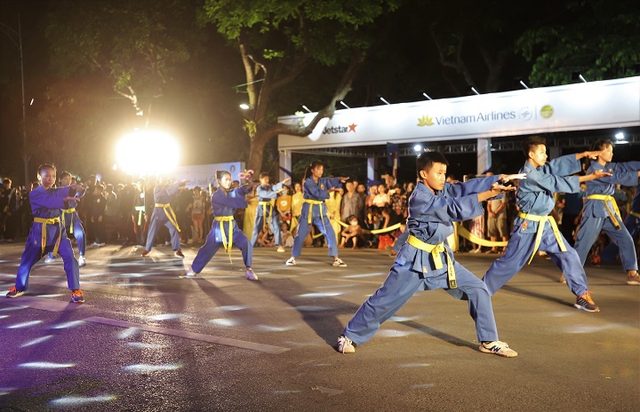 Hội tụ sắc màu văn hóa truyền thống trong lễ hội đường phố "Hà Nội - điểm đến xanh" - Ảnh 15