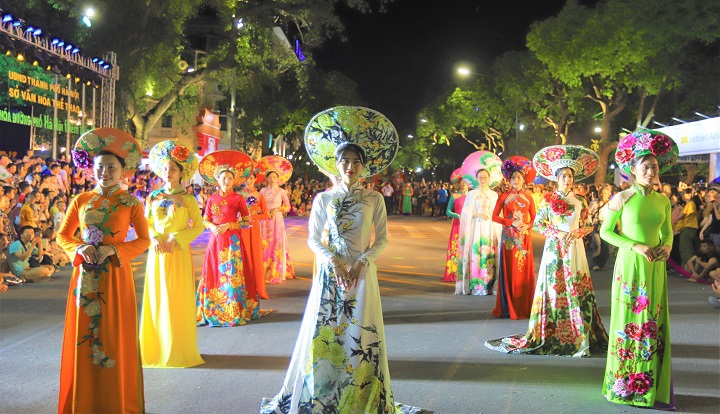 Hội tụ sắc màu văn hóa truyền thống trong lễ hội đường phố "Hà Nội - điểm đến xanh" - Ảnh 16