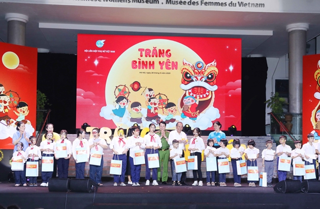 Phó Thủ tướng Trương Hòa Bình trao quà cho trẻ em có hoàn cảnh đặc biệt - Ảnh 1